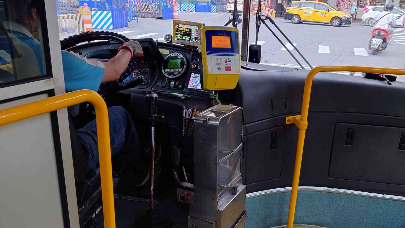 ▲バスの運転席脇にはカードリーダーと運賃箱があります＝８月23日、台北（ＮＮＡ撮影）