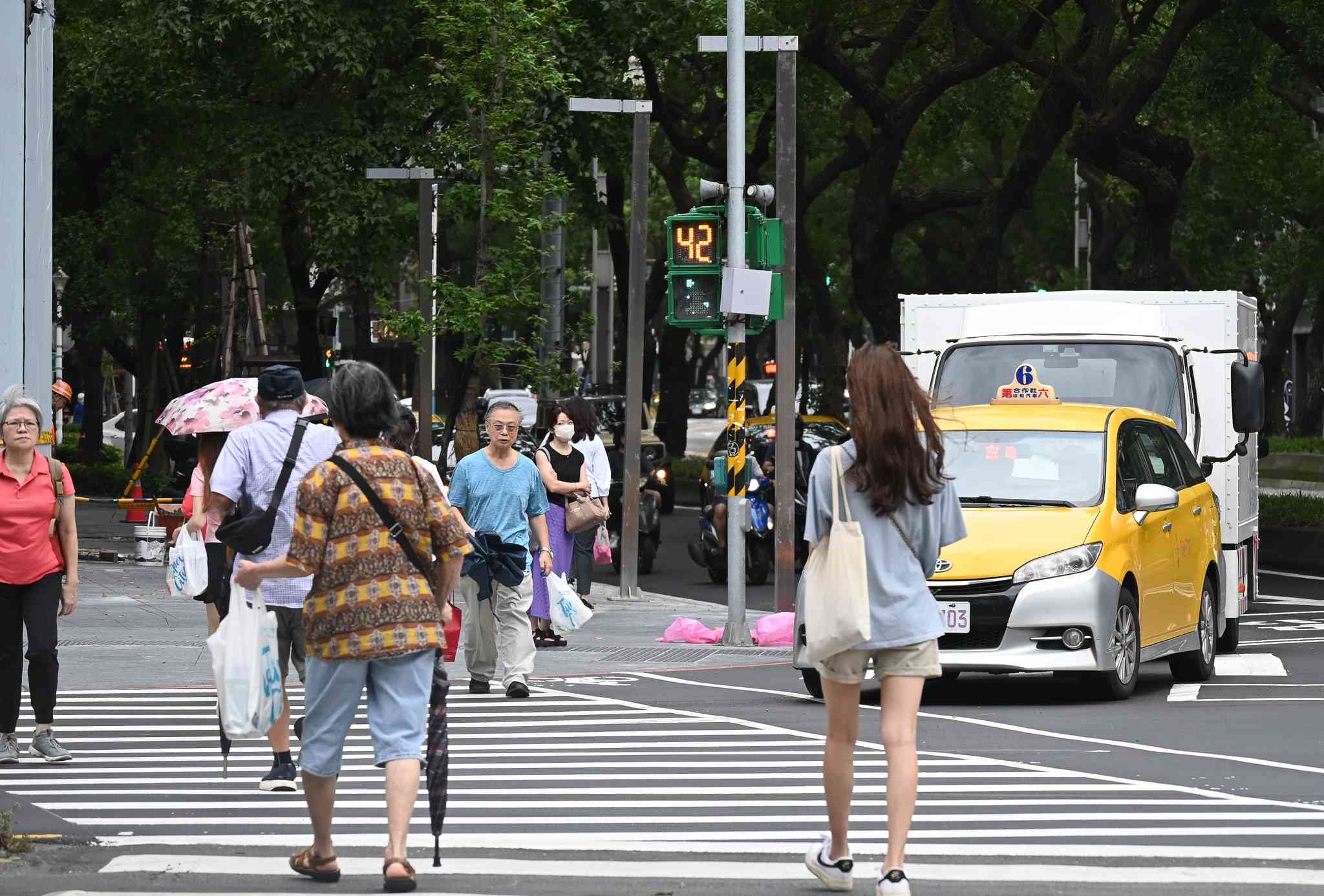 ▲歩行者が横断歩道を渡るのを待つ乗用車＝９月４日、台北（ＮＮＡ撮影）