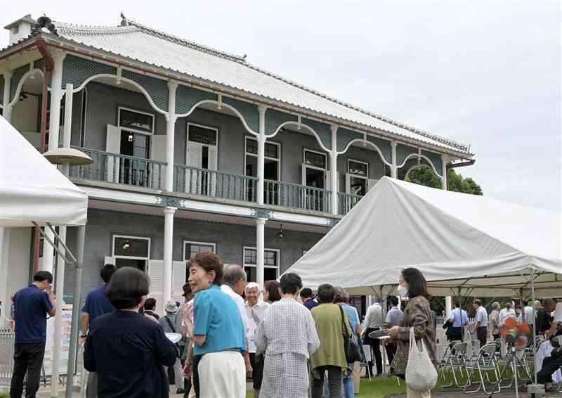 水前寺江津湖公園の一角に移転再建され、一般公開が始まった「ジェーンズ邸」＝1日午前、熊本市中央区（谷川剛）