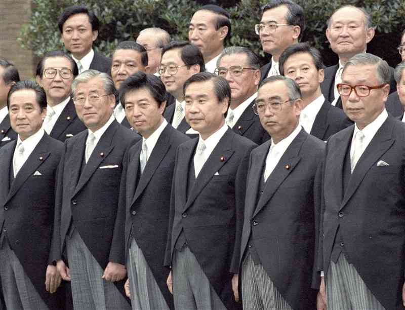 1993年8月9日、細川内閣が発足し、閣僚らと記念写真に納まる細川護熙首相（前列左から3人目）＝首相官邸