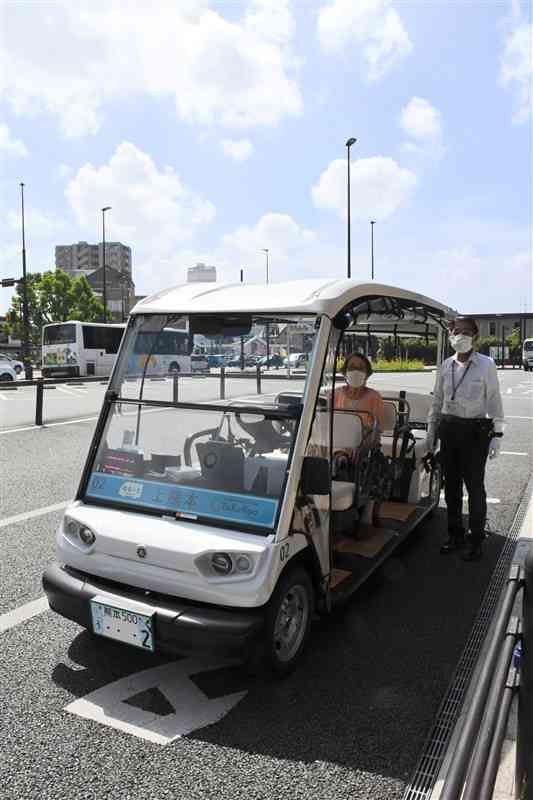 タクルーがJR上熊本駅東側一帯で実証実験するカート型電気自動車＝15日、熊本市西区