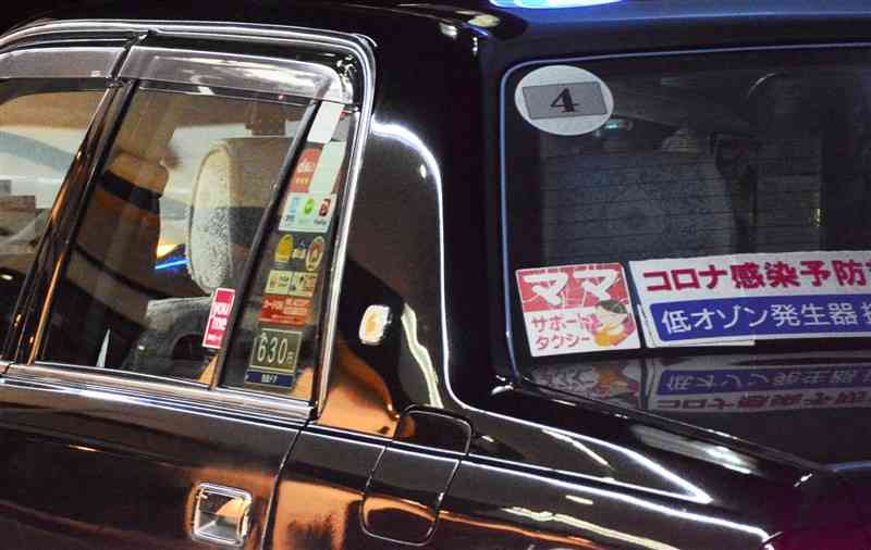 熊本市の中心市街地で業務中のタクシー。県内事業者のうち49社が、九州運輸局に運賃値上げを申請した＝15日