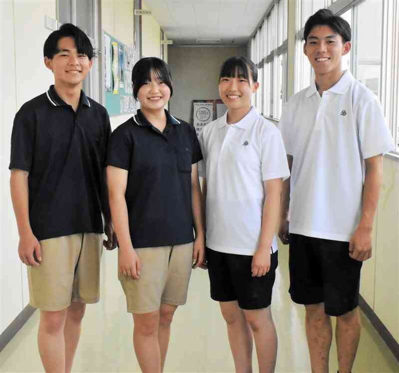 新たに制服に採用されるハーフパンツを着用する専大熊本高の生徒＝玉名市