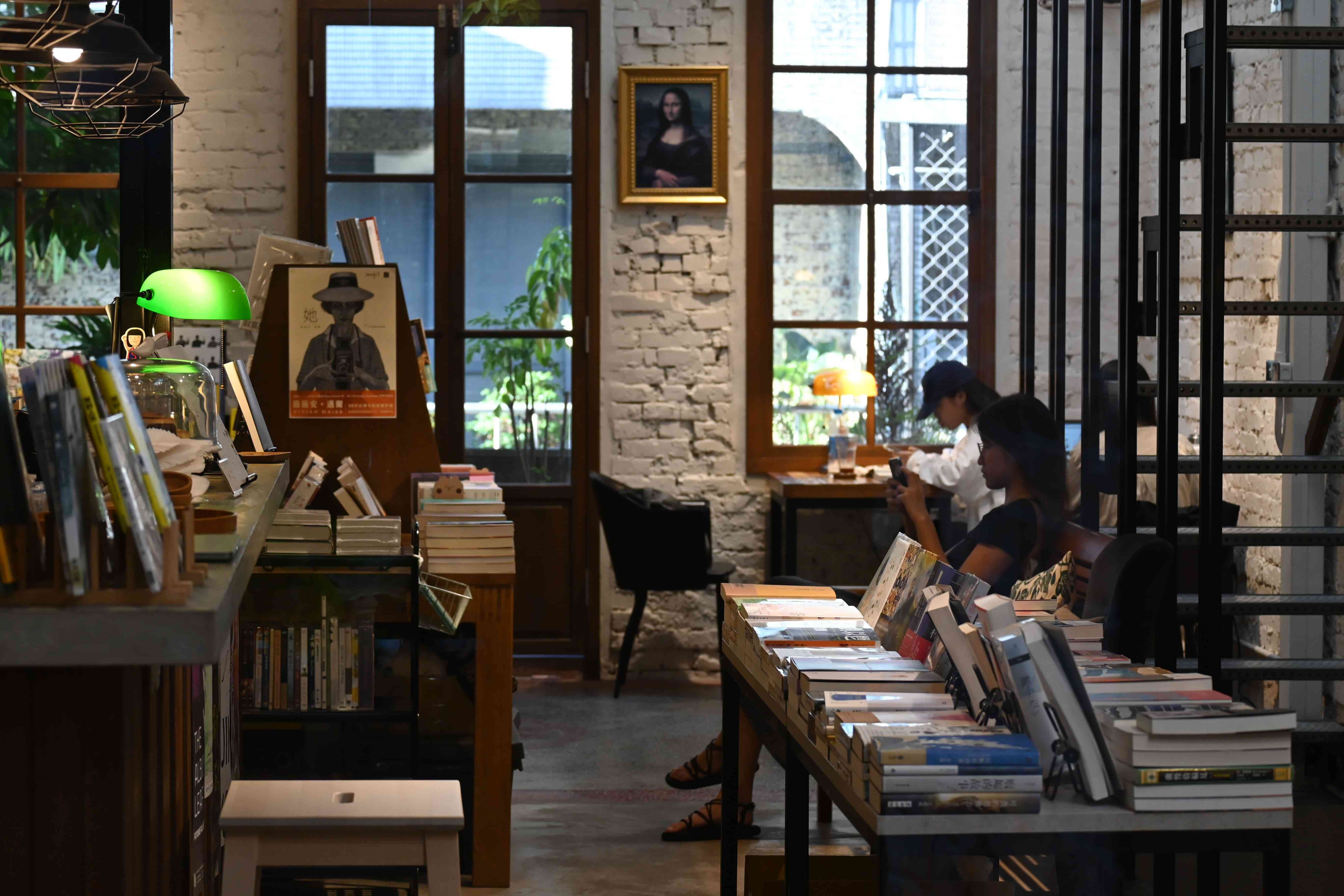 ▲陳正菁さんが経営する「浮光」「春秋」「風景」の３書店は書籍の販売スペースとカフェスペースが半々になっています＝９月22日（ＮＮＡ撮影）