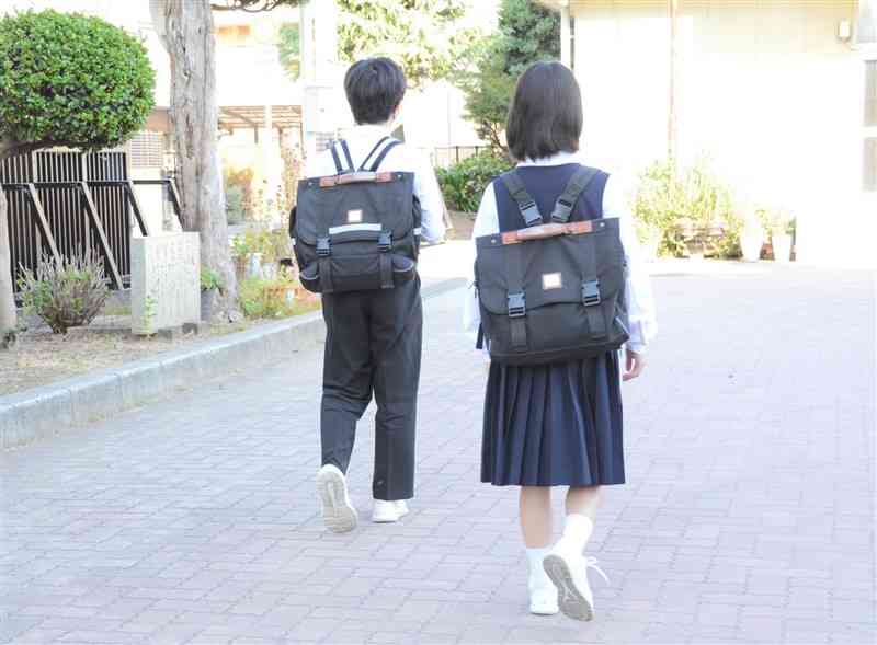 従来の学校の中間服で下校する熊本市の中学生。2025年度には市内共通の標準服が導入される＝熊本市