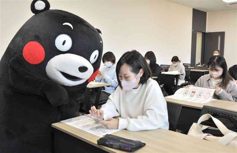 2022年11月に「くまモン検定」が始まるのを前に、試しに問題を解く尚絅大の学生ら＝昨年10月、熊本市中央区