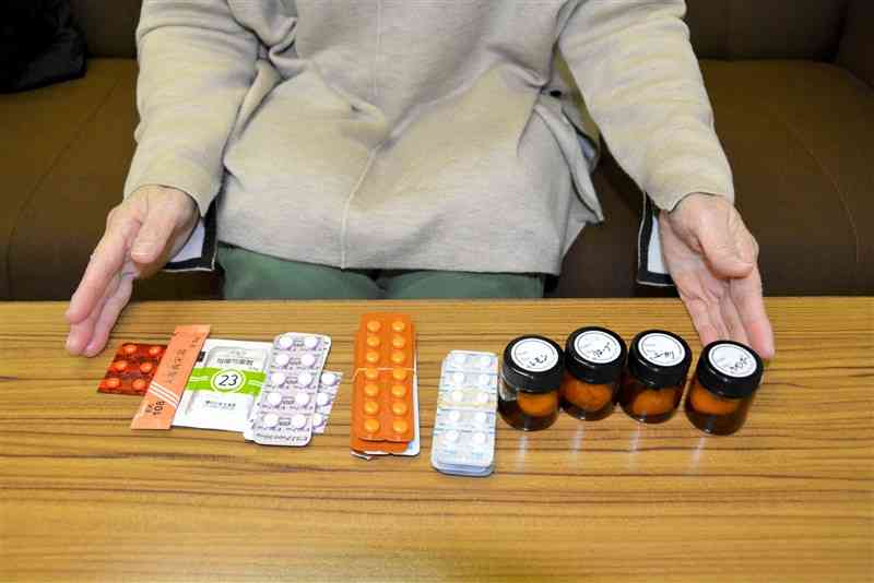 左側は女性が新型コロナ感染後に服用した薬や現在も飲んでいる薬。右側は嗅覚トレーニングに使っているアロマグッズ