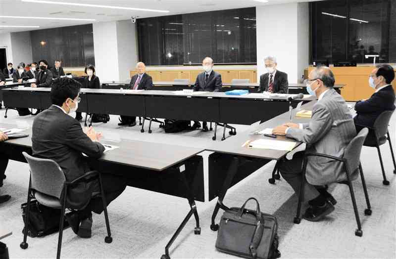 県と熊本市による新型コロナ対応の検証内容について議論する合同会議の専門家ら＝27日、熊本市中央区