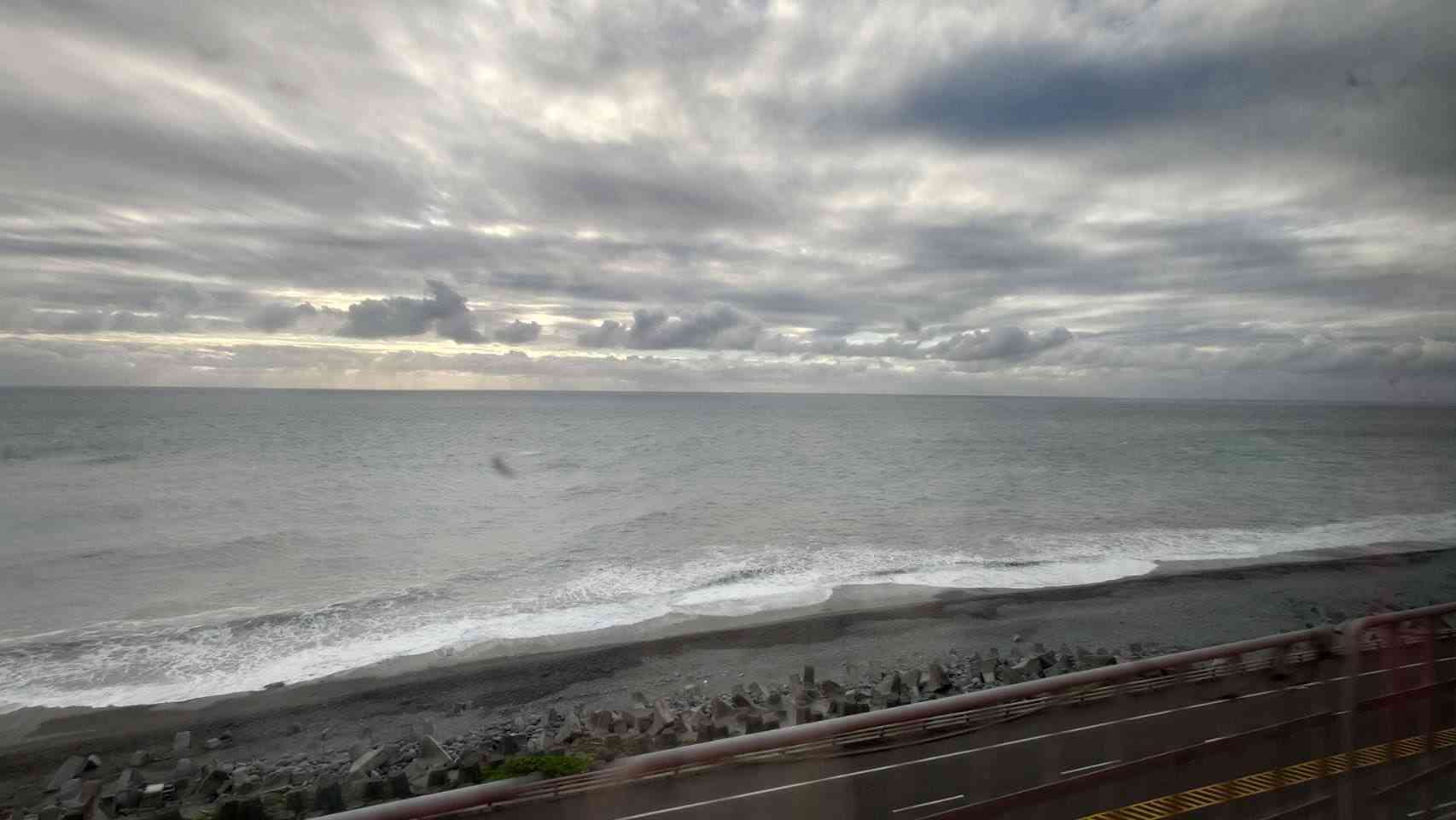 台東駅を出発した列車は太平洋沿いを走ります＝10月21日、台東（ＮＮＡ撮影）