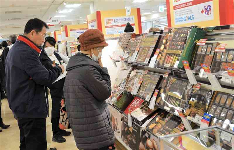 鶴屋百貨店のギフトセンターで商品を選ぶ買い物客ら＝11月25日、熊本市中央区