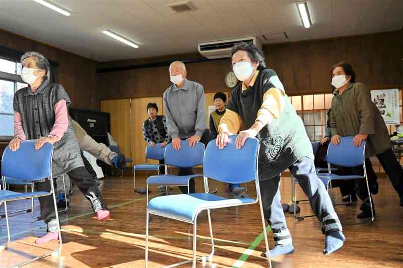 地域介護予防の拠点「通いの場」に参加し、体操をする高齢者ら＝13日、高森町