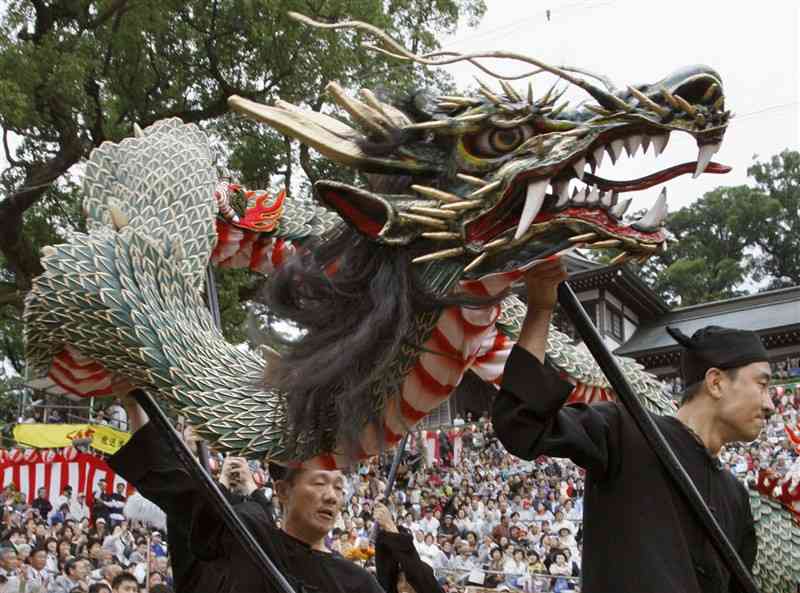 長崎市の秋本番を告げる祭り「長崎くんち」で奉納される筑後町の「竜踊り」
