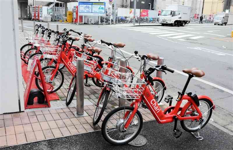 利用が多くポートからあふれた自転車＝20日、熊本市中央区