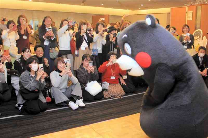 くまモンの登場に盛り上がる「ラブくまプロジェクト」の参加者たち＝27日、大阪市