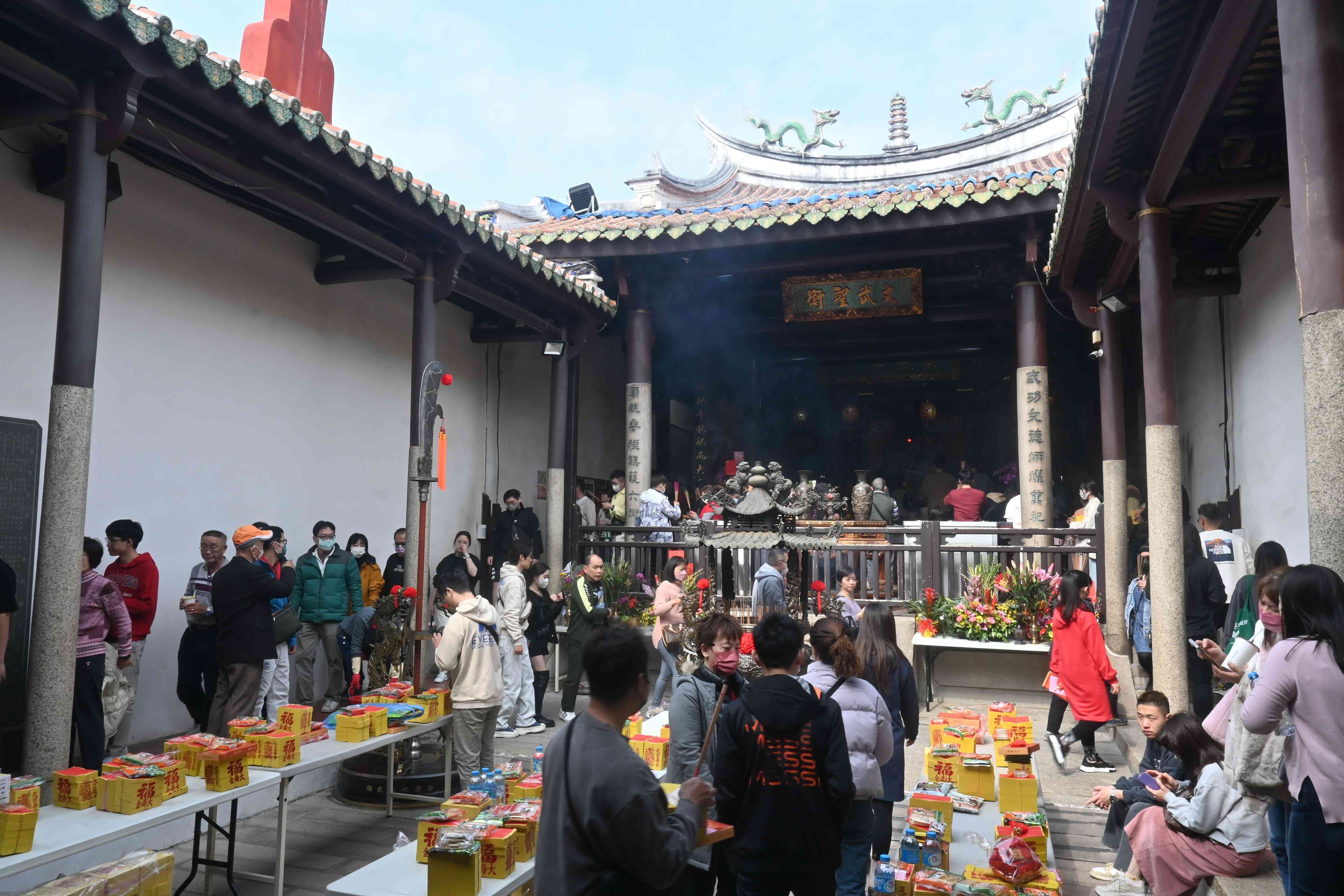 旧暦の１月１日、台南市の廟には大勢の家族連れらが参拝に訪れていました＝２月10日（ＮＮＡ撮影）