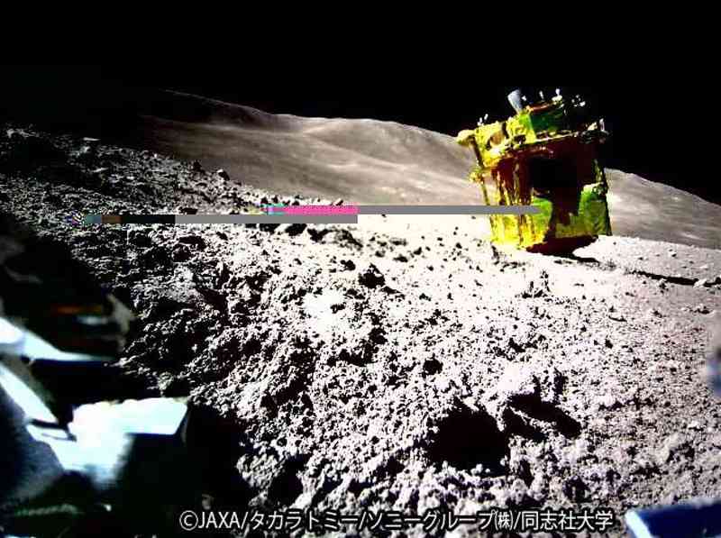 月面で逆立ち状態になった「SLIM（スリム）」（右上）。スリムが運んできたミニロボットが写しました＝1月