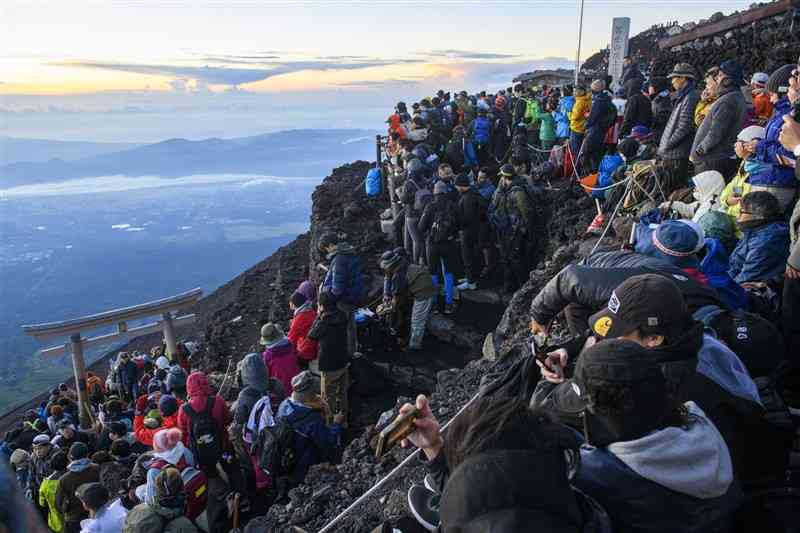 登山客で混雑（こんざつ）する富士山頂（ふじさんちょう）＝2023年8月・山梨県提供（ていきょう）