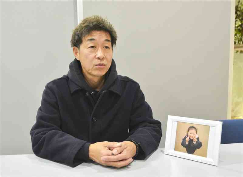 殺人事件で長女の心ちゃんを失った当時の支援について語る清水誠一郎さん＝熊本市中央区