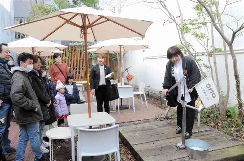 鶴屋が開いた台湾人向けのモニターツアーで、熊本の地下水について紹介する「OMO5熊本」の森田真喜子さん（右）＝1月、熊本市中央区