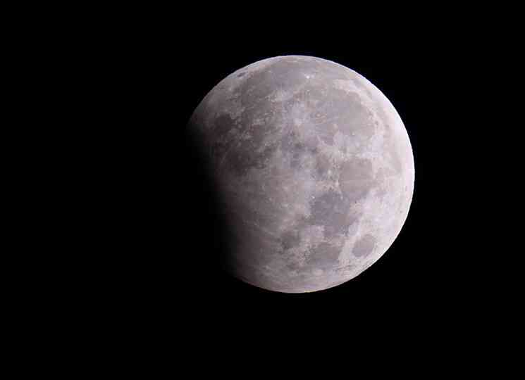 香川県坂出（さかいで）市で見られた月食＝2023年10月