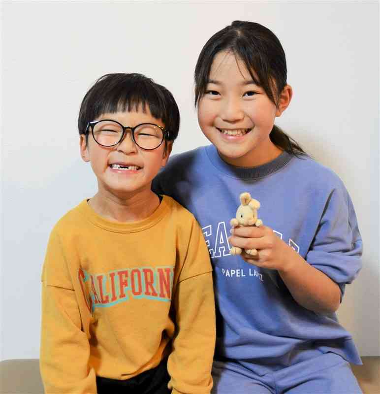 お年玉を寄付した富永千陽君（左）と姉の千晴さん。千晴さんが手にするのは、熊本地震で非難した際ににぎりしめていたといううさぎの人形＝4日、熊本市東区