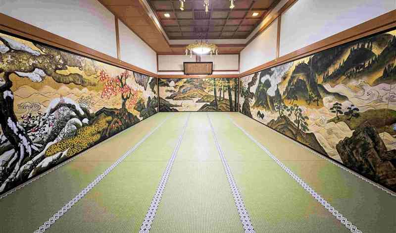 總持院大広間のふすま絵として奉納された細川護熙さん作「四季山水花鳥図」