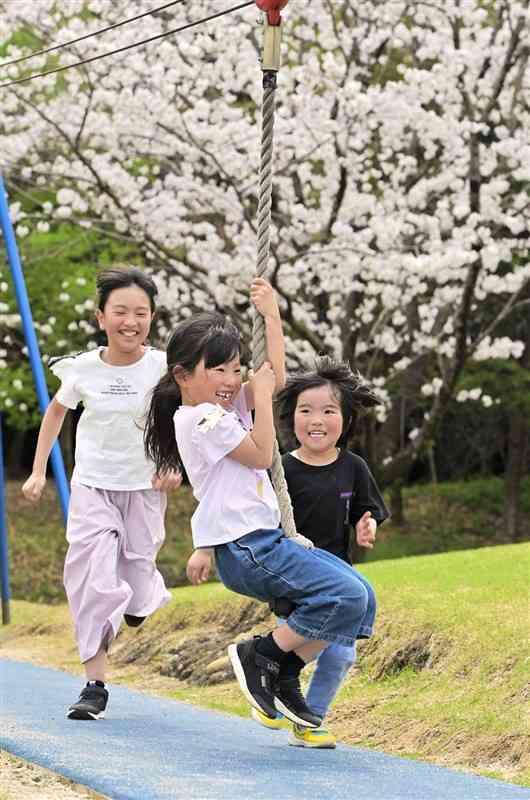 半袖姿で遊ぶ子どもたち＝30日午後1時25分ごろ、熊本市東区の県民総合運動公園（上杉勇太）
