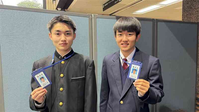兄弟で防災士の渡邉虹童さん（左）と虹翼さん＝6日、熊本市南区