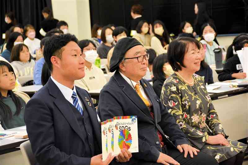「子ども大学くまもと」で講演した稲葉茂勝さん（中央）と宮津航一さん（左）、田尻由貴子さん＝3月、熊本市東区