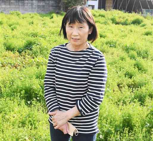 全壊した自宅跡地に立ち、「能登半島地震のニュースを見て、被災した体験がよみがえった」と話す野田磨由美さん＝10日、熊本市