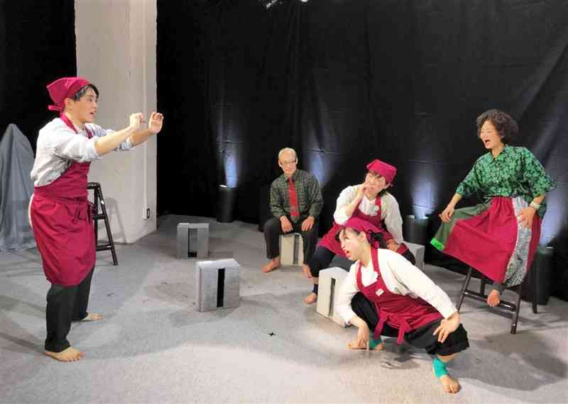 劇団きららの3年半ぶりの新作となった「きなこつみ物語」の舞台＝2023年5月、熊本市中央区