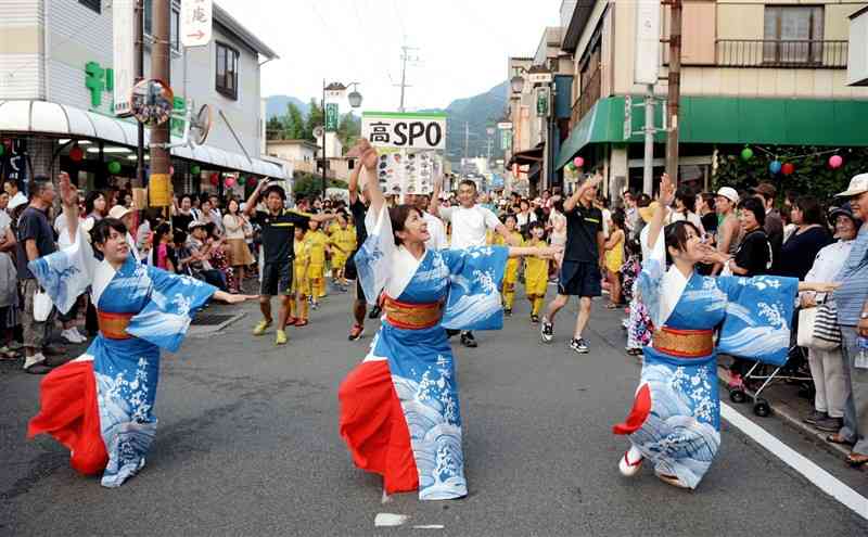風鎮祭で牛深ハイヤを躍る天草市の踊り手や高森町の住民ら＝2013年8月、高森町