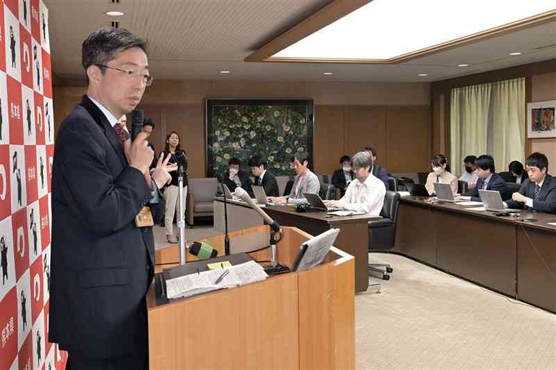 就任記者会見に臨む熊本県の木村敬知事。定例会見は月2回のペースで開いていく考えだ＝16日、県庁（谷川剛）