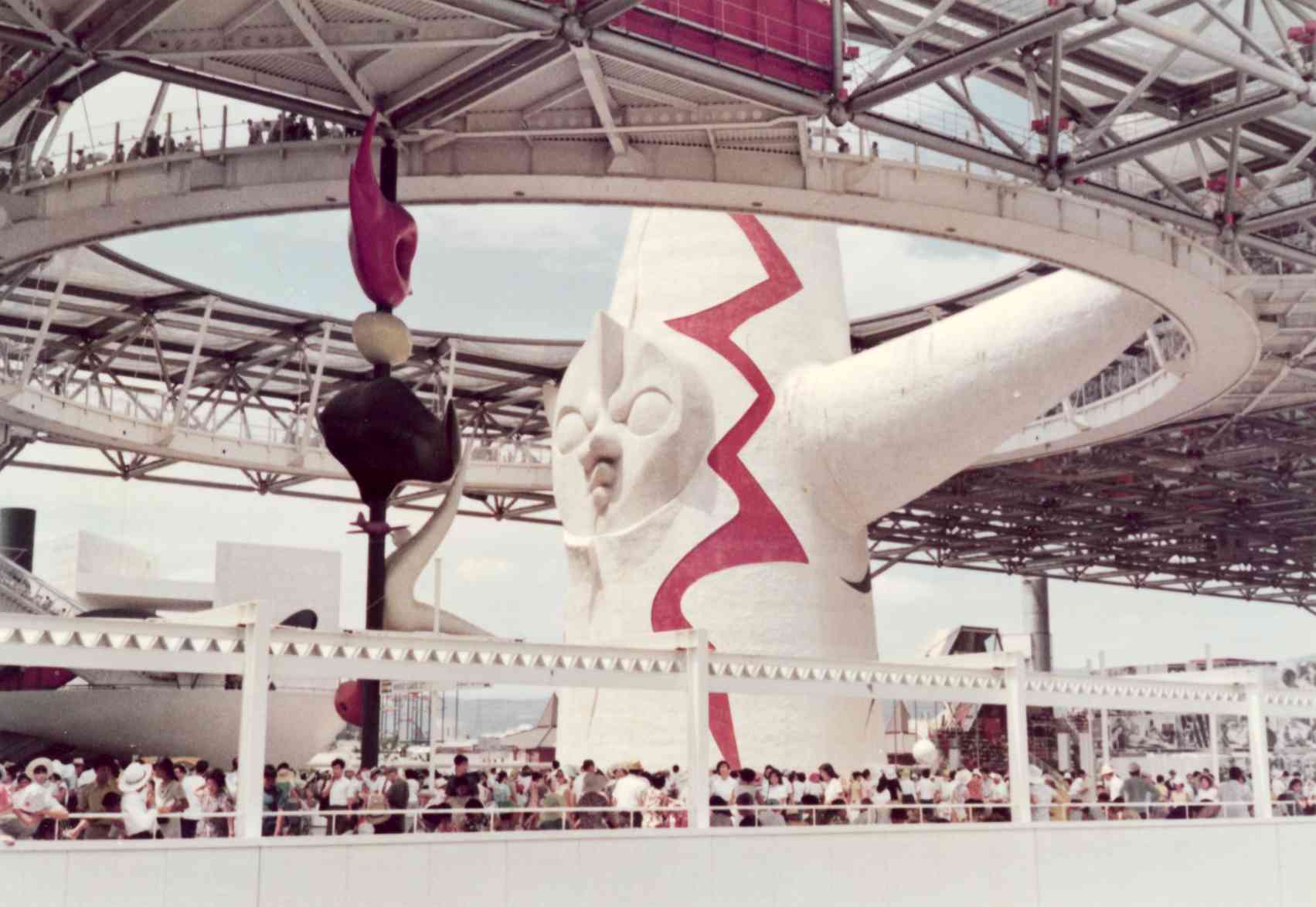 大屋根を突き抜けるように建てられた岡本太郎さんの「太陽の塔」。大阪万博の会場はどこも行列だらけでした＝1970年