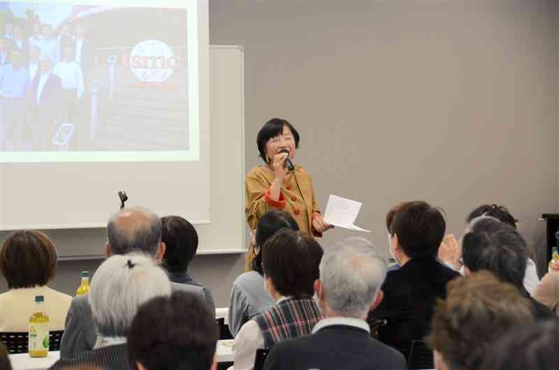 「きくよう多文化クラブ」が設立1周年を迎え、あいさつする代表の田中成美さん＝17日、菊陽町