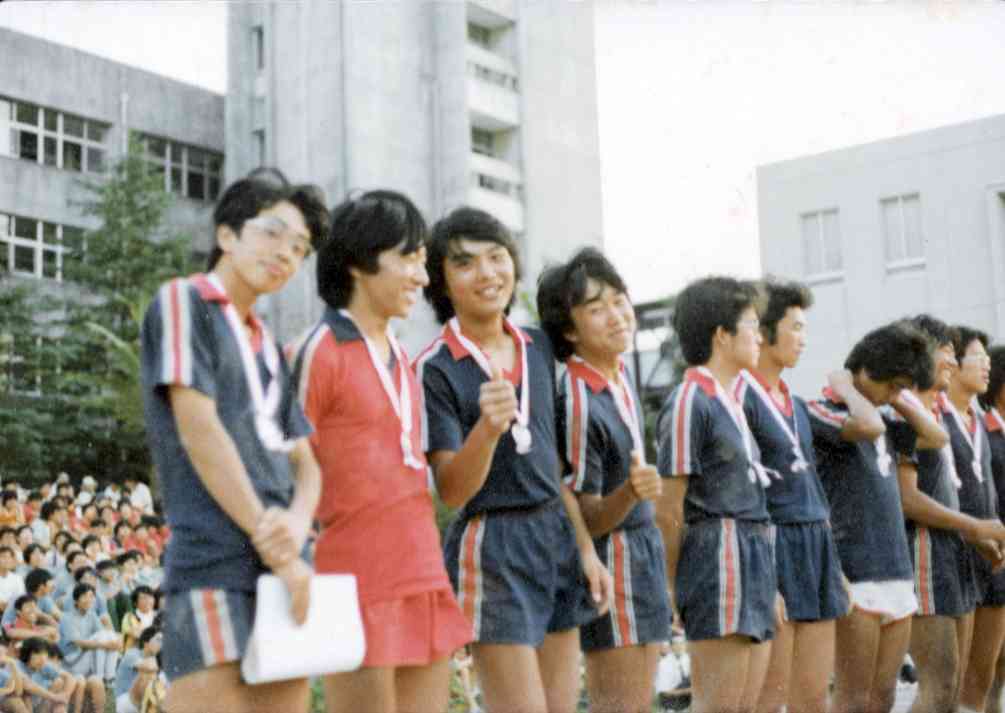 附設高の体育祭ではハンドボールで優勝した。表彰式で左から3人目が私＝1979年9月