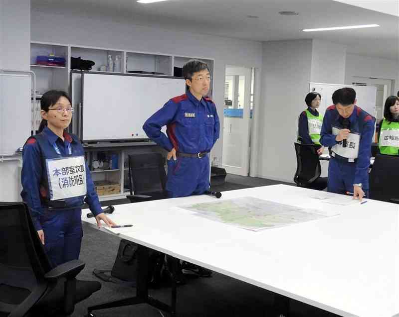 参集訓練で被害状況を確認する熊本県の木村敬知事（中央）＝22日、県防災センター