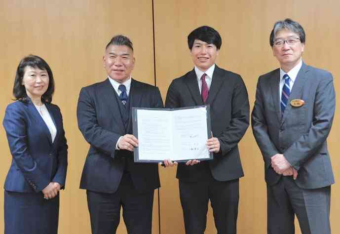 熊本市と立地協定を結んだピークスマインドの原田浩司代表取締役（左から2人目）＝22日、県庁
