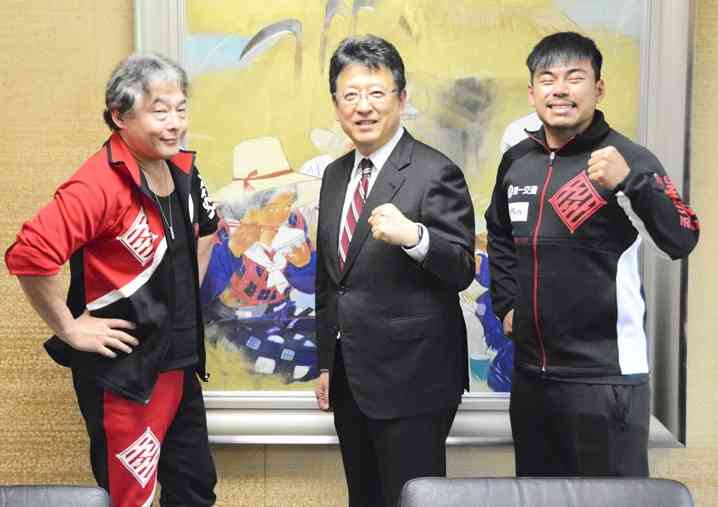 熊本市の大西一史市長（中央）と記念撮影するTAJIRI選手（左）とジェット・ウィー選手＝23日、市役所