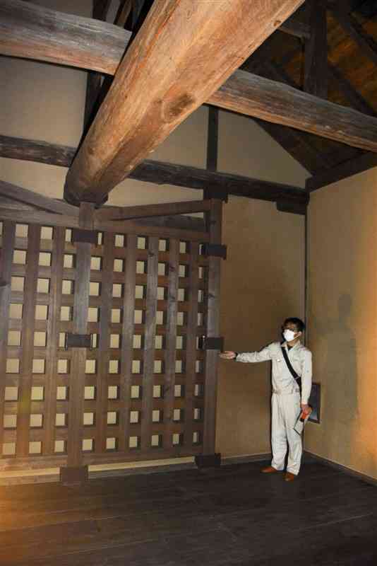 柱などに耐震補強が施された熊本城監物櫓の内部＝24日、熊本市中央区