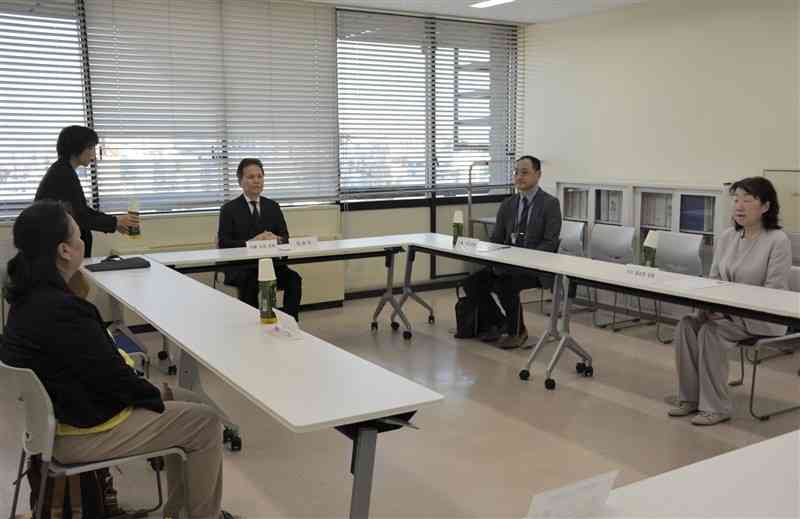 熊本市役所であった第三者検証委員会の初会合＝25日、熊本市中央区
