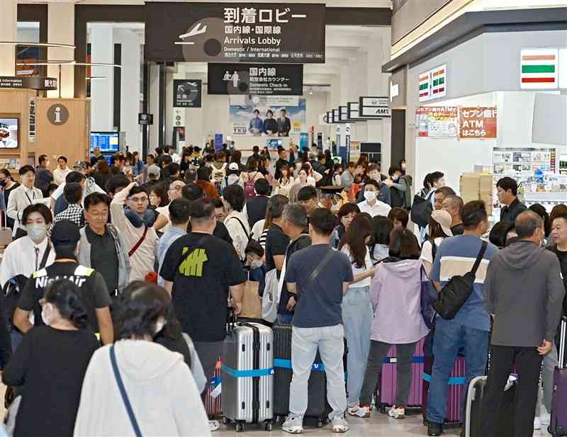 ゴールデンウイークが始まり、大勢の帰省客や台湾からの観光客らでにぎわう熊本空港の到着ロビー＝27日午前11時50分ごろ、益城町（石本智）