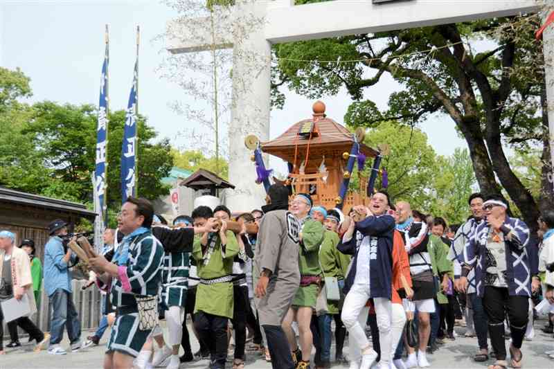 みこしを担いで加藤神社を出発する勢子たち＝28日午後、熊本市中央区