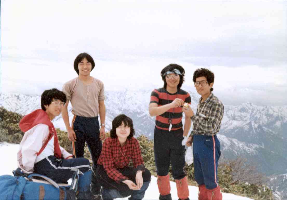 登山サークルの仲間と登った越後三山のひとつ会津駒ケ岳。右から2人目が私＝1982年5月