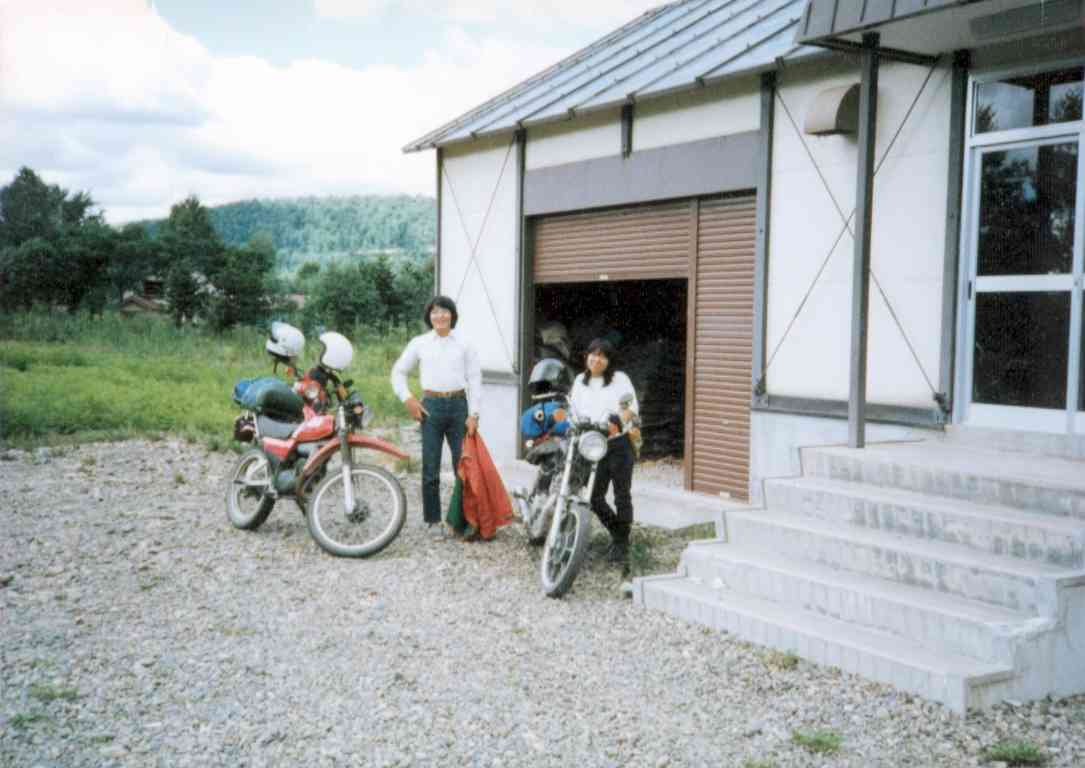 北海道大の林学実習に参加した私と妻（当時はまだ結婚していませんが）。山村調査にバイクは威力を発揮＝1984年8月