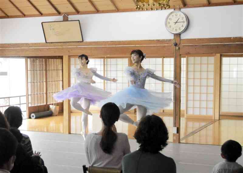 雲泉寺の本堂で開かれたバレエの鑑賞会。優雅な舞に住民らは大きな拍手を送った＝4月29日、球磨村