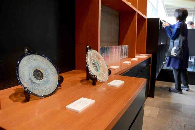 涼しげな風合いの作品が並ぶ「暮らしを楽しむガラス工芸展」＝1日、熊本市南区