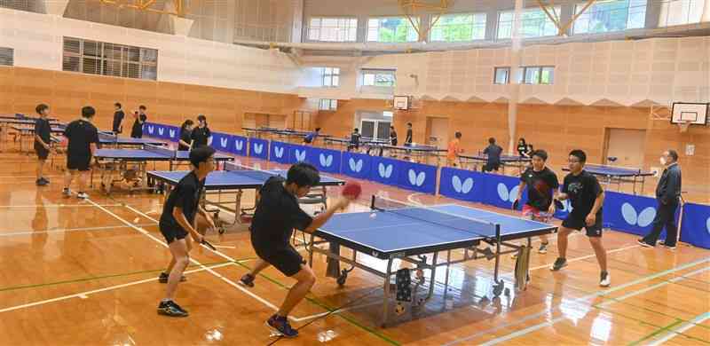 閉校した旧湯山小の体育館で練習する八代工高卓球部の選手ら＝4月27日、水上村