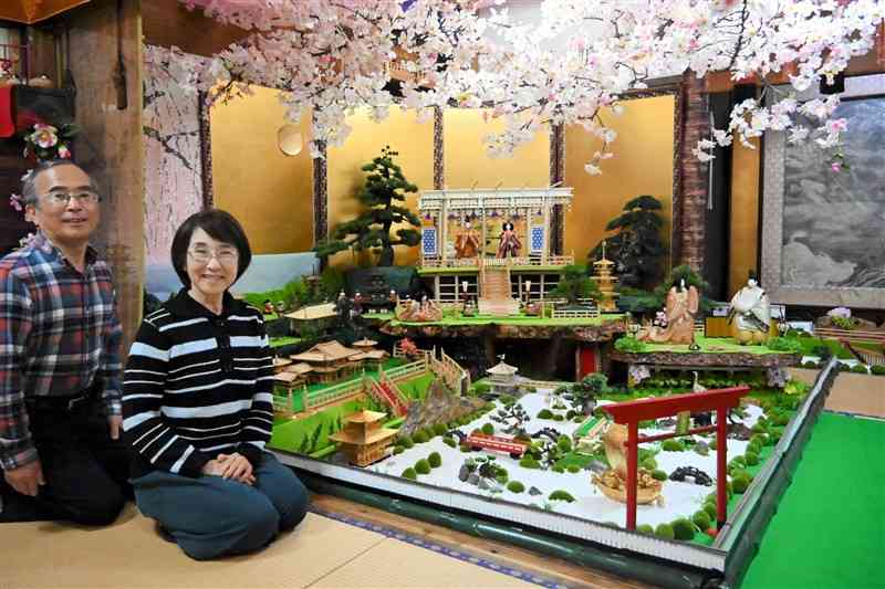 坂本博さん（左）、栄子さん夫妻が自宅で公開している箱庭。今年は春の京都をテーマに制作した＝4月24日、菊池市