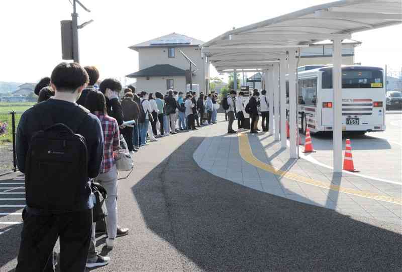 セミコン通勤バスに乗るためJR原水駅北口で長い列をつくる利用者ら＝4月25日、菊陽町
